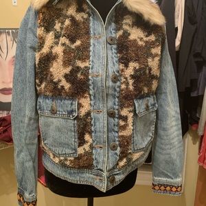 Designal NWT Size 40 8/10 US slim denim with faux fur collar and boho touches